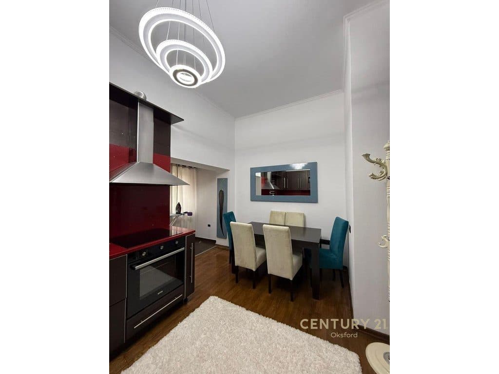 PËR SHITJE - Apartament 2+1+2 në qendër të Tiranës, i vendosur në Rrugën Barrikadave, Tiranë! 2