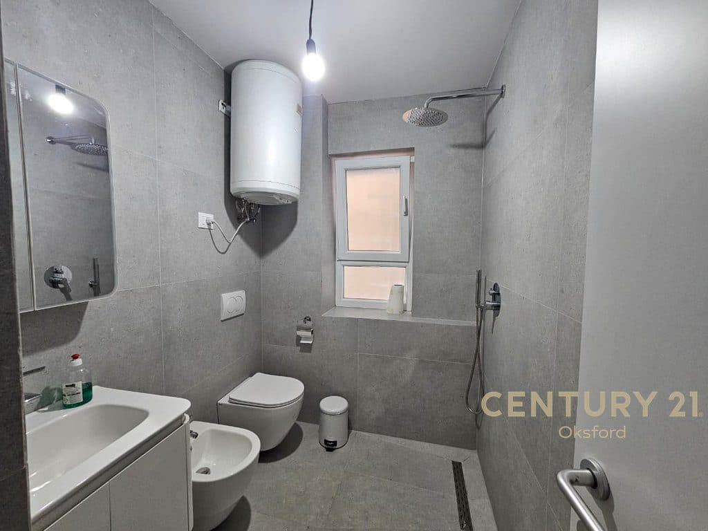 Jepet me Qira Njësi Shërbimi perballe Maternitetit te R Me Pamje Nga Rruga Kryesore ! 2