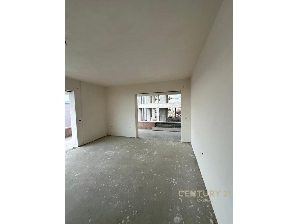 Apartament 2+1+2 me Verandë të Madhe për Shitje në Sarandë 3
