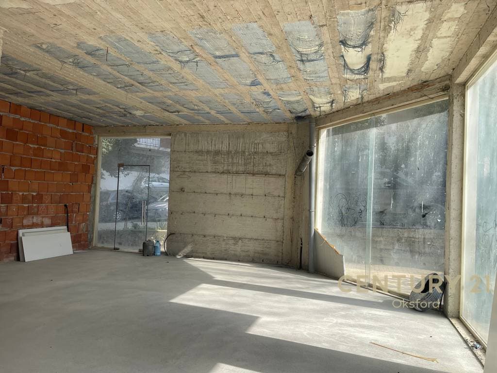 71.83 m2 SIPER FAQE TREGTARE PËR SHITJE NË ZONËN E FRESKUT. 4