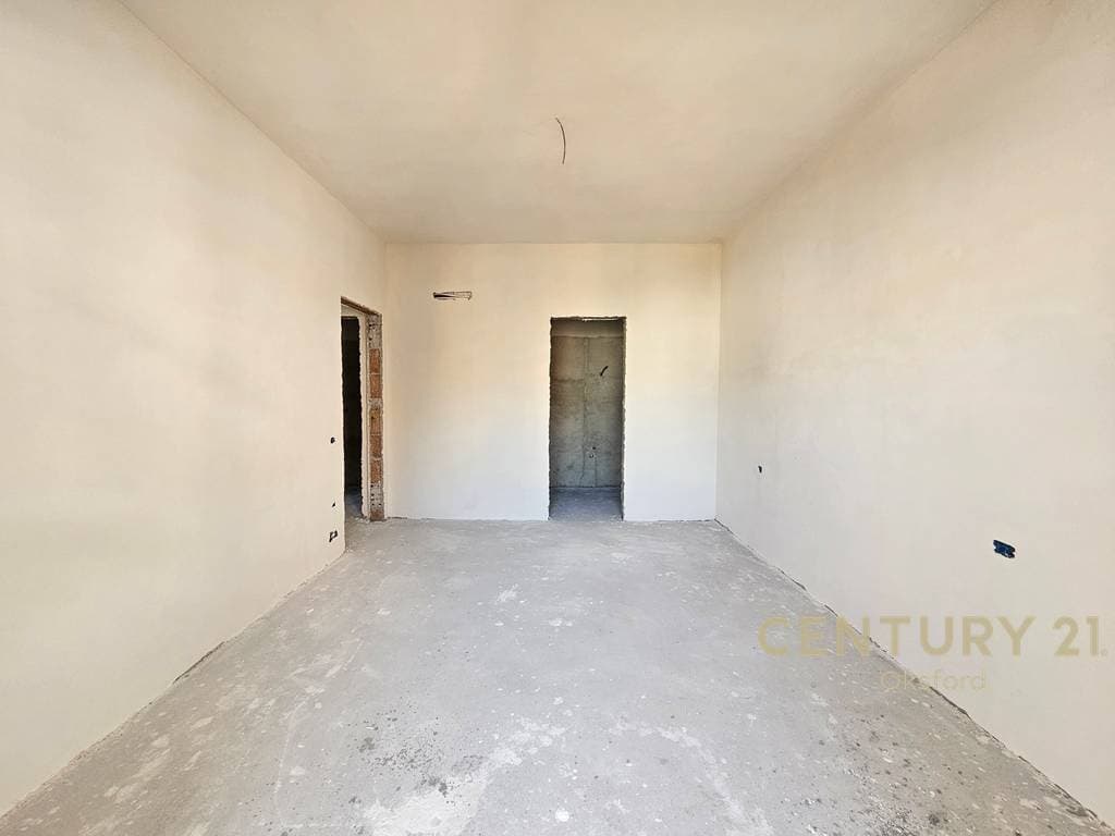 SHITET APARTAMENT 2+1+2 PLUS POST PARKIMI TEK SHKOLLA E KUQE ! 2