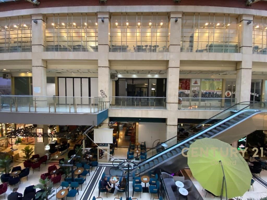 TEK RRUGA E BARRIKADAVE ,QENDRA GALERIA SHESIM NJESI 3