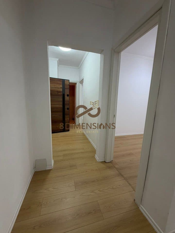 Apartament 1+1 +Verande ne shitje tek Komuna e Parisit, Prane Rrethrrotullimit 2