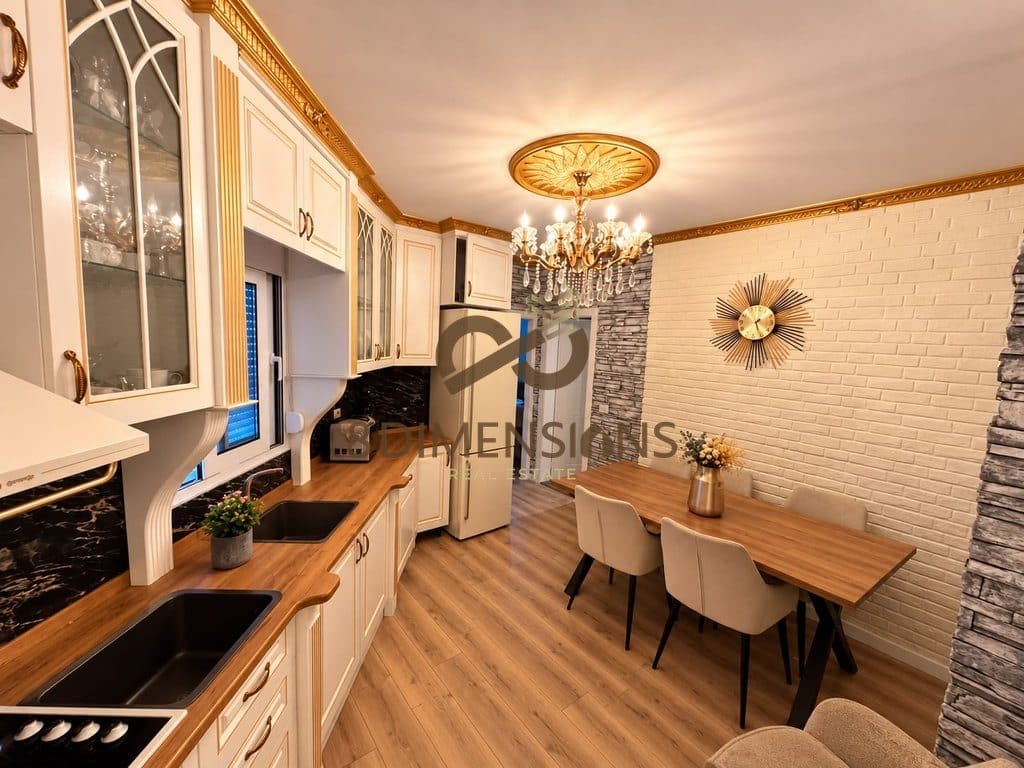 Duplex 140 m² në Fresk | Mobilim klasik, oxhak & pamje panoramike mbi Tiranen 3