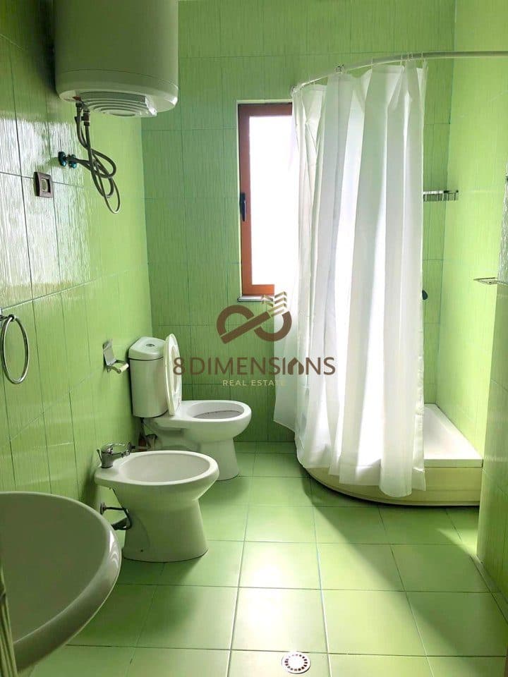 Jepet me qera Apartament 2+1 Te Ish Stacioni Trrenit ne Rrugen Jordan Misja (D8242A-130) 3