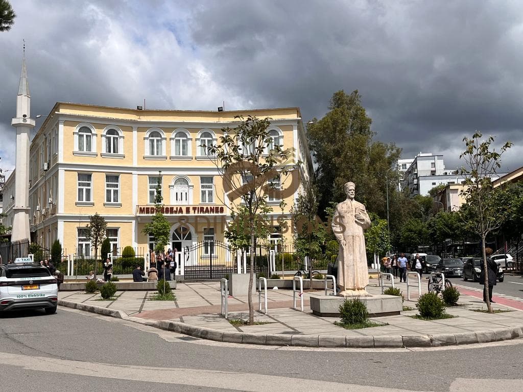 Shitet Apartament 2+1 ne Medrese me hipoteke (D8142Z-13)