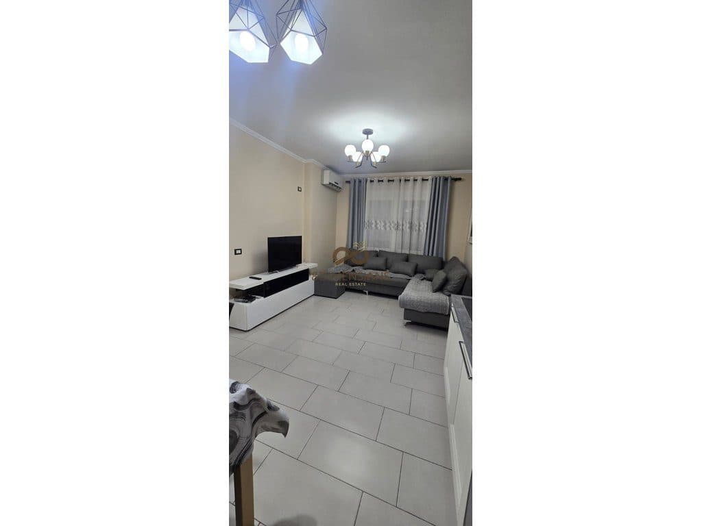 Jepet me qera Apartament 1+1 me kuzhine me vete ne Bllok prane Kafe Roma (D8241Z-39)