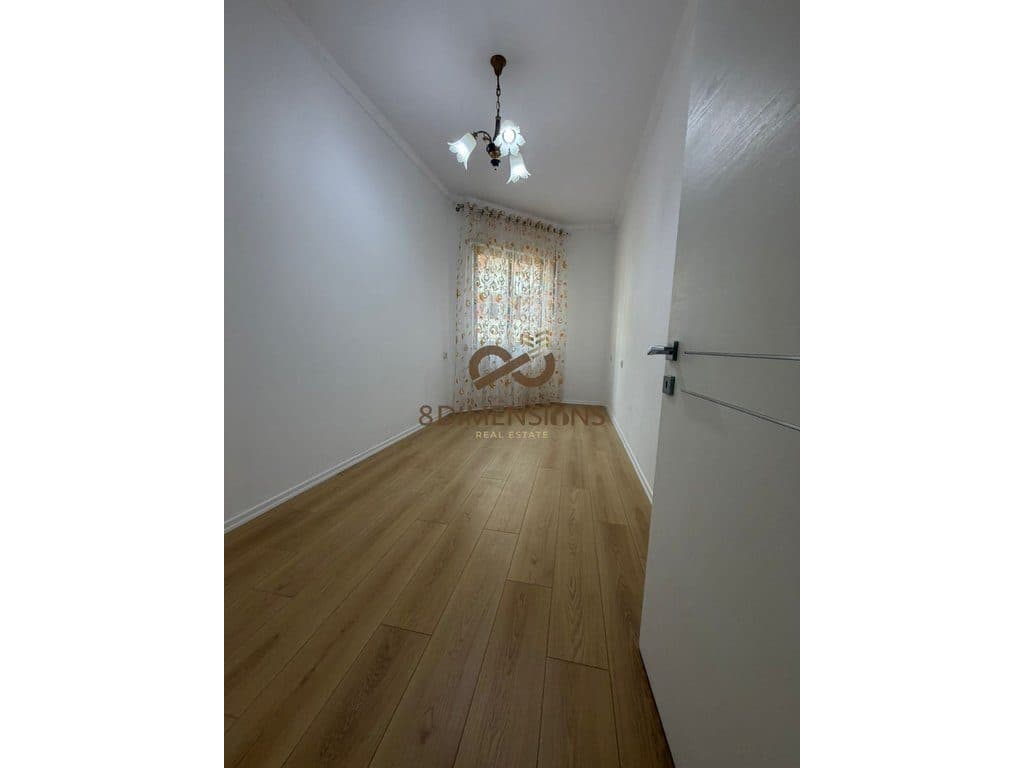 Apartament 1+1 +Verande ne shitje tek Komuna e Parisit, Prane Rrethrrotullimit
