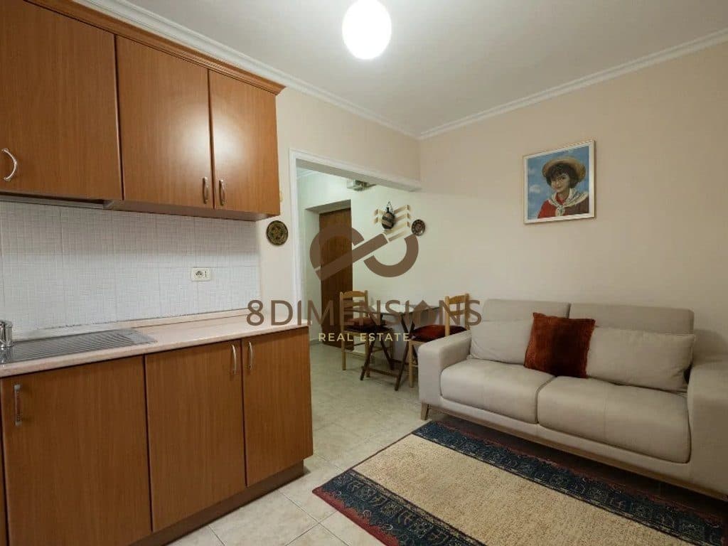 Jepet me qera Apartament 1+1 me mobilim te ri ne Kompleksin Ndregjoni prane Bulevardit te ri ne Tirane ( D8241A-150)