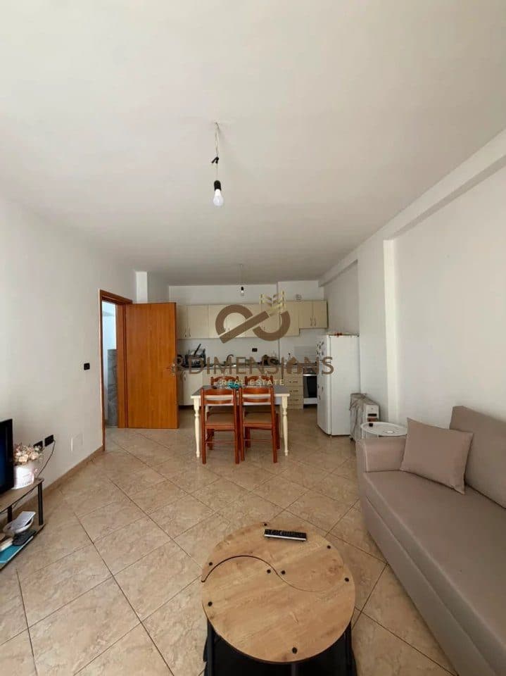 Shiten 2 apartamente tipologji 1+1, të cilat ndodhen në të njëjtën certifikatë pronësie me sipërfaqe totale 90 m²
D8141Z-7