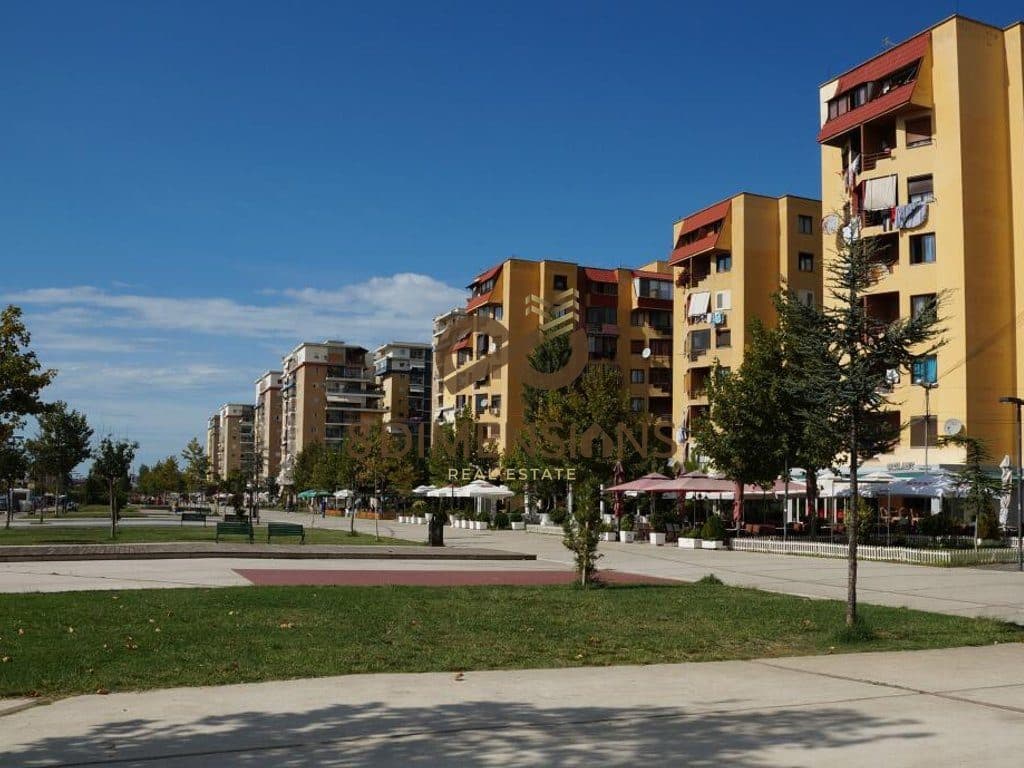 Tek Fusha e Aviacionit, pranë “Bar Kafe Agron”, jepet me qira ambient zyre në pallat të ri. D828A-9