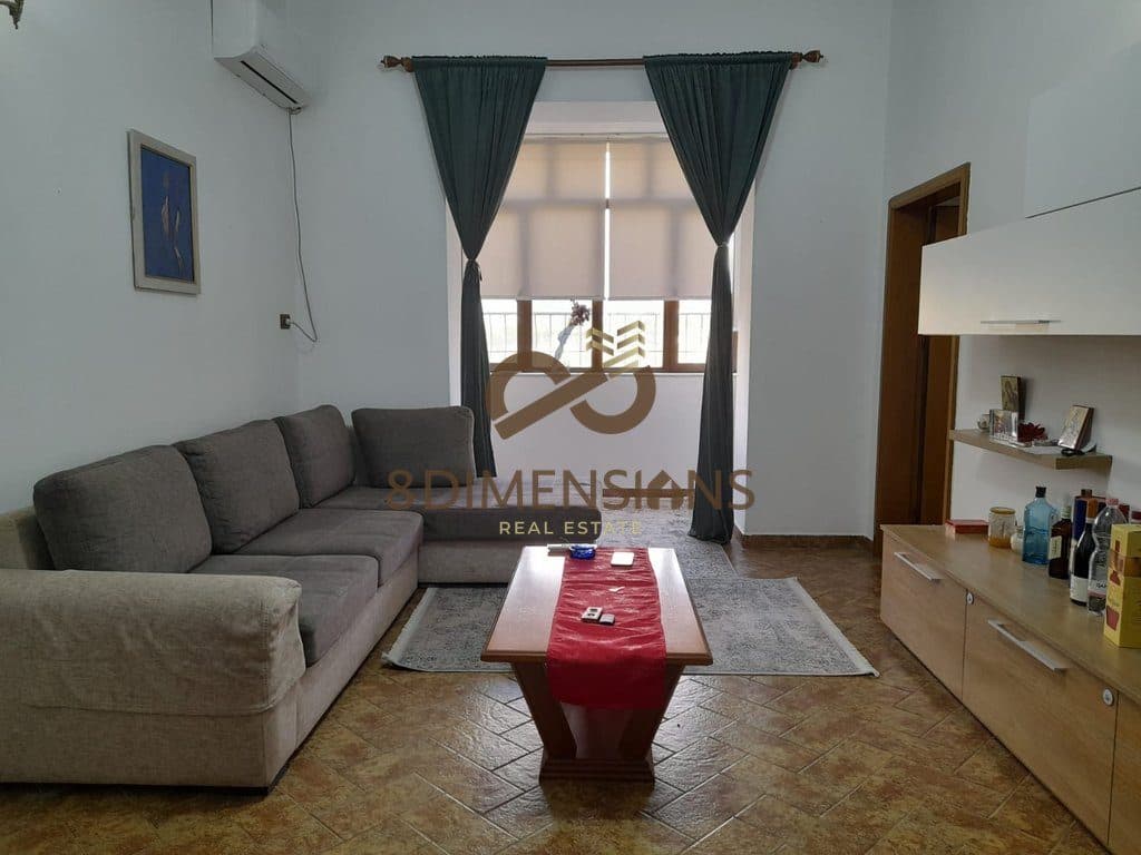 Jepet me qera Apartament 1+1 me kuzhine me vete ne Bllok prane Kafe Roma (D8241Z-39)