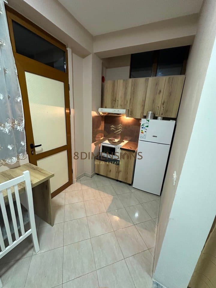 Jepet me qera Apartamemt 1+1, me siperfaqe 60 m2 ne 5 Maj, prane Shkolles Sevasti Qiriazi D8241A-263 3
