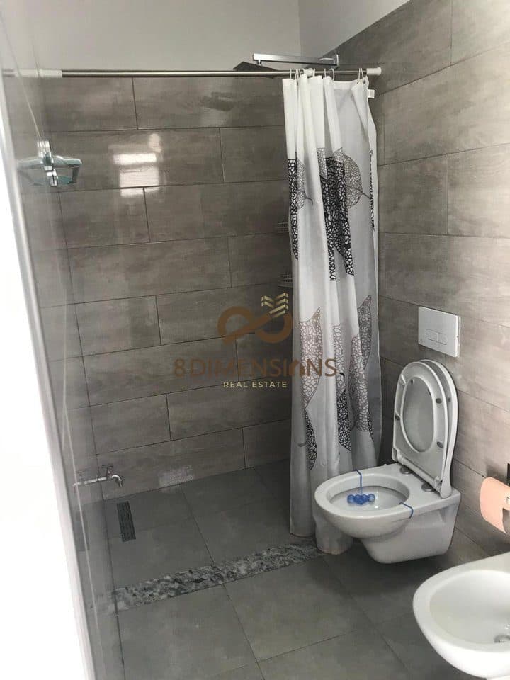 Jepet me qera apartament 1+1 ne Rrugen Todi Shkurti, prane Kompleksit Grand (D8241A-203)E.C 4