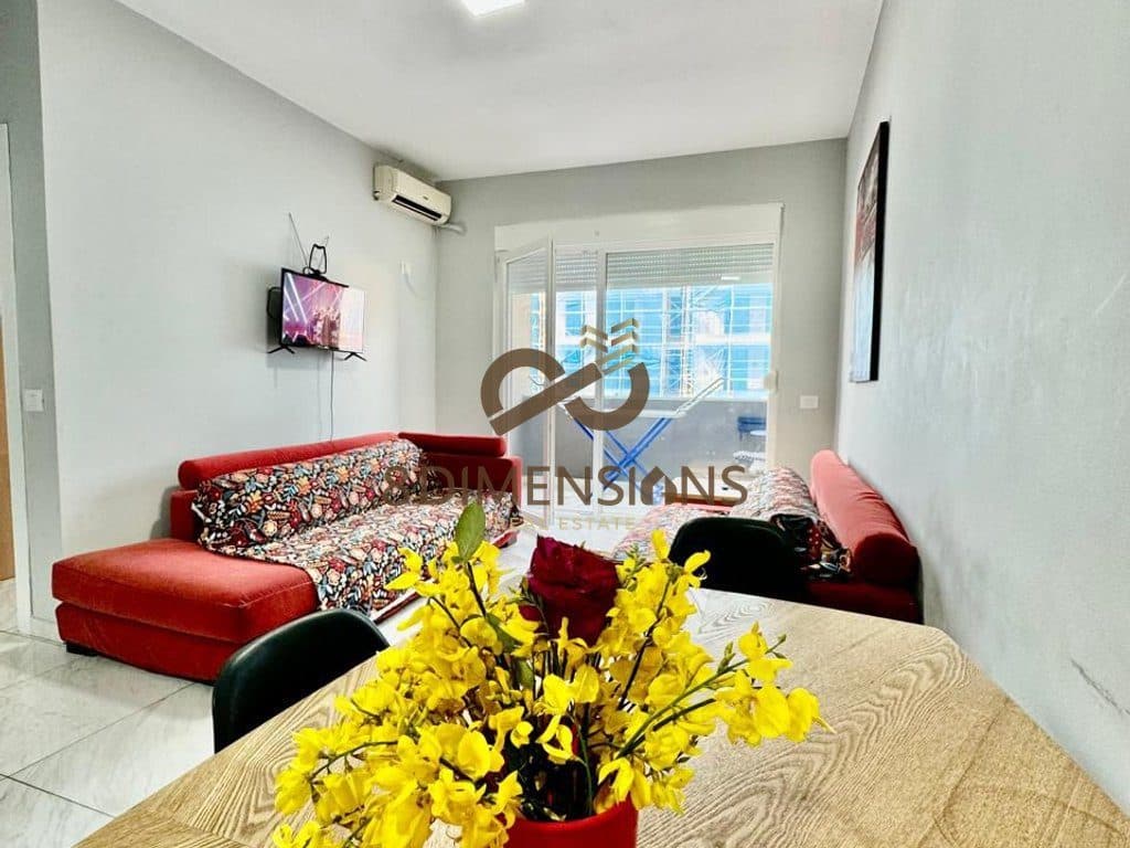 Jepet me qera Apartament 1+1 tek Komuna e Parisit, prane Sezer Hair Style D8241A-173