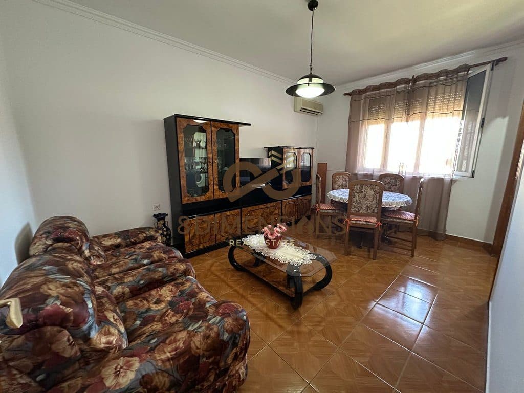 Jepet me qera Apartament 2+1 te Shkolla e kuqe (D8242Z-24)