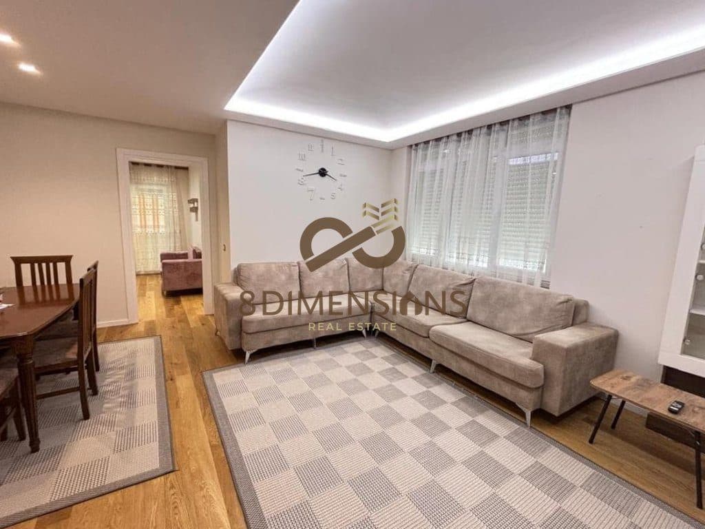 Jepet me qera Apartament 1+1 me kuzhine me vete ne Bllok prane Kafe Roma (D8241Z-39)