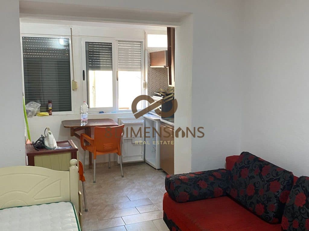 Jepet me qera Garsoniere prane Pazarit te Ri (D821Z-5) 2