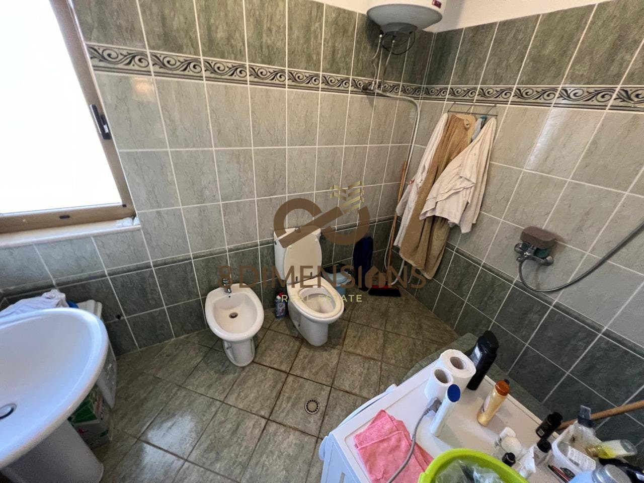 Shitet godinë 5-katëshe në Qeparo, Himarë D819A-1
