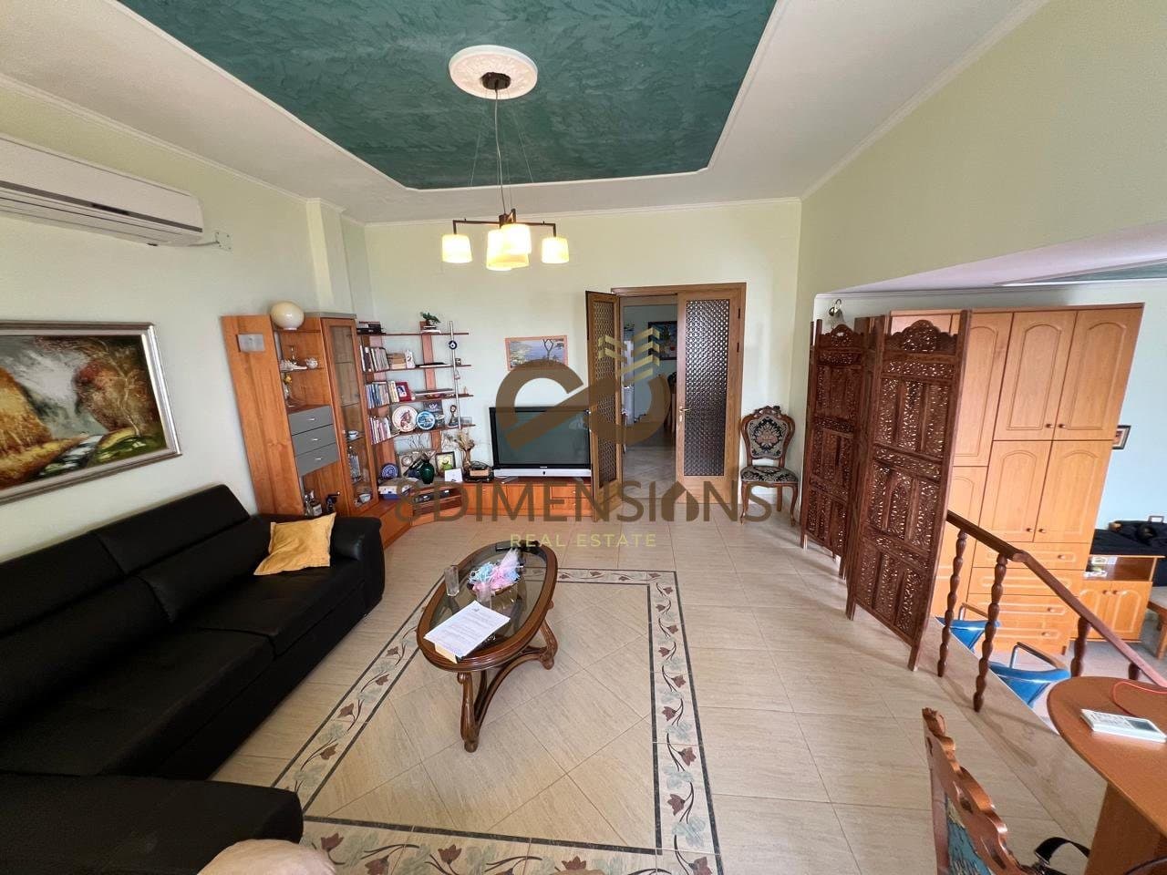 Shitet godinë 5-katëshe në Qeparo, Himarë D819A-1