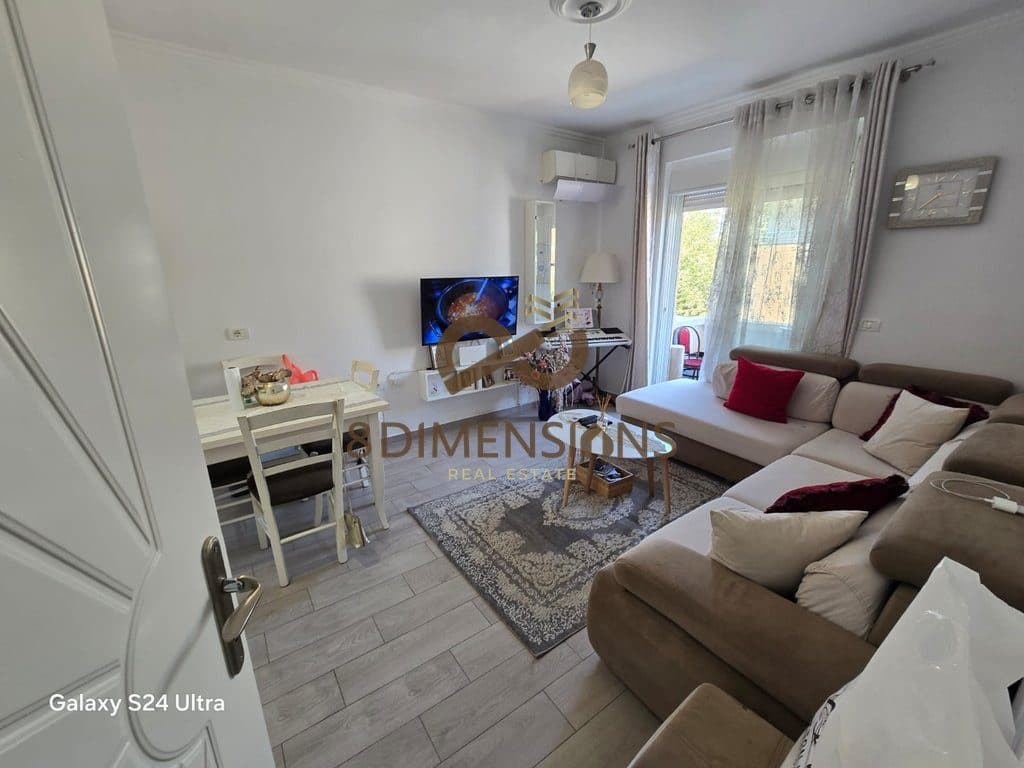Apartament 2+1+2 Ballkone tek ish Stacioni Trenit - prane Mullirit te Vjeter D8242A-270