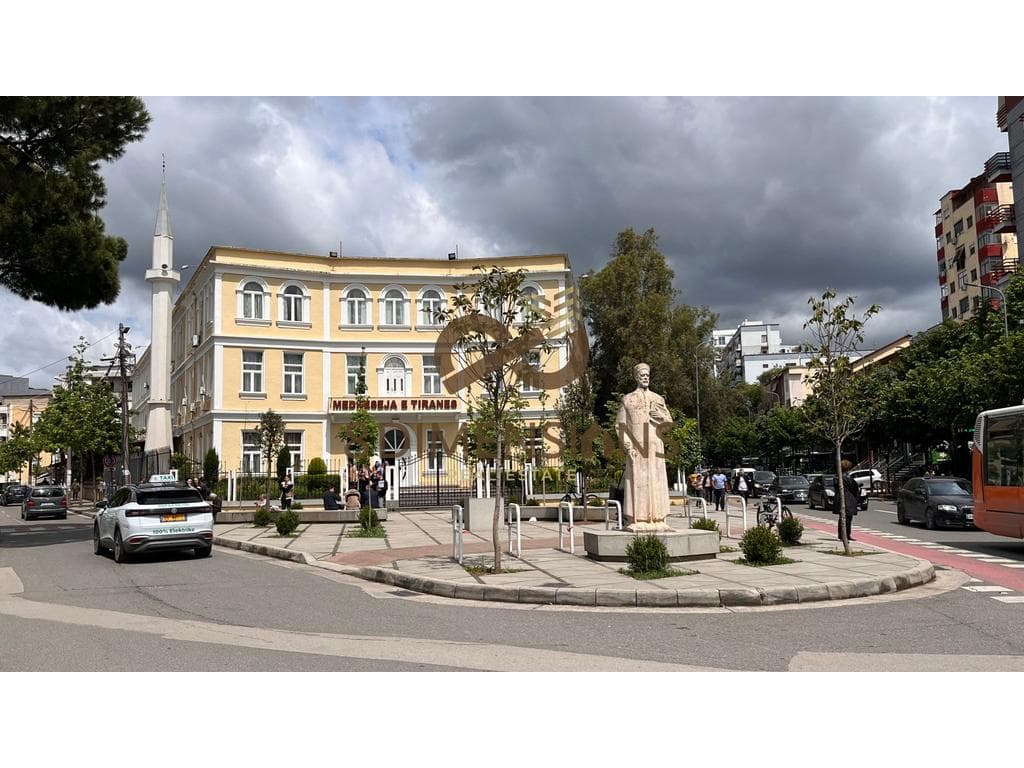 Shitet Apartament 1+1 Te Ish Parku Autobuzave ne Rrugen Kongresi I Lushnjes (D8141Z-15)