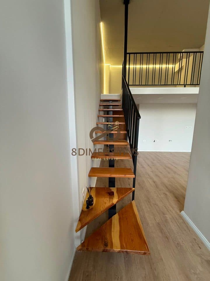 Jepet me qera Duplex 1+1 tek Pallati me Shigjeta, prane kompleksit Golden Park 3 D8241A-169 3