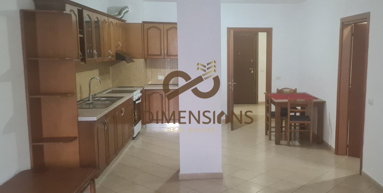 Tek Fusha e Aviacionit, pranë “Bar Kafe Agron”, jepet me qira ambient zyre në pallat të ri. D828A-9 2