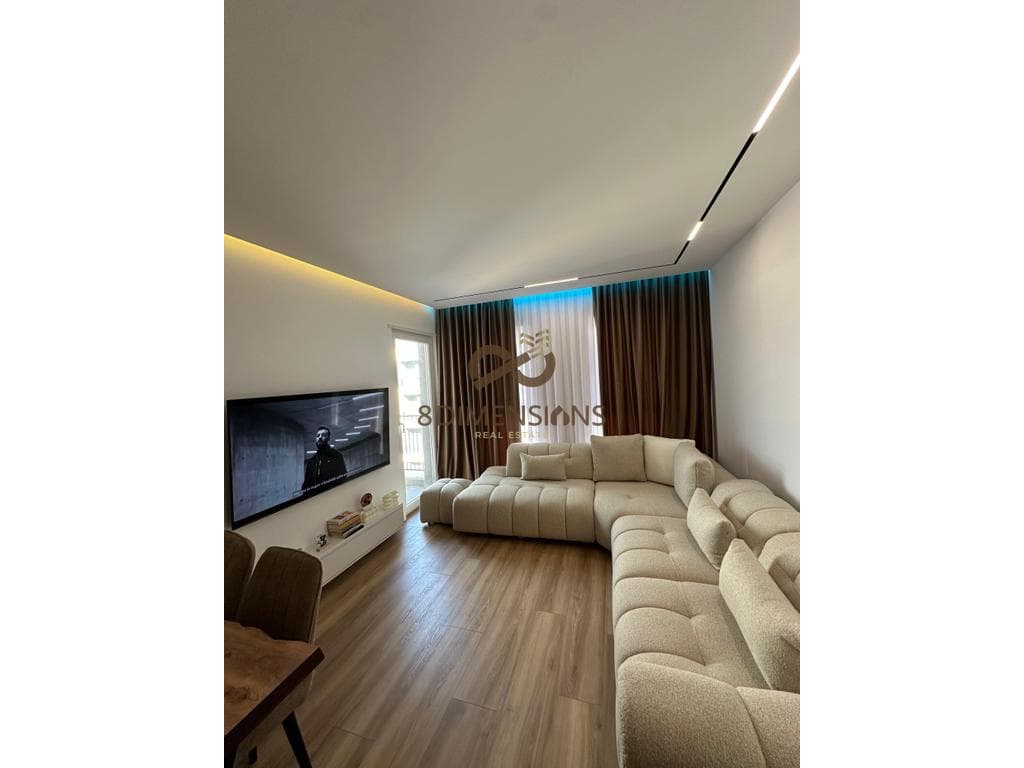 Shitet Apartament 1+1 Te Ish Parku Autobuzave ne Rrugen Kongresi I Lushnjes (D8141Z-15)