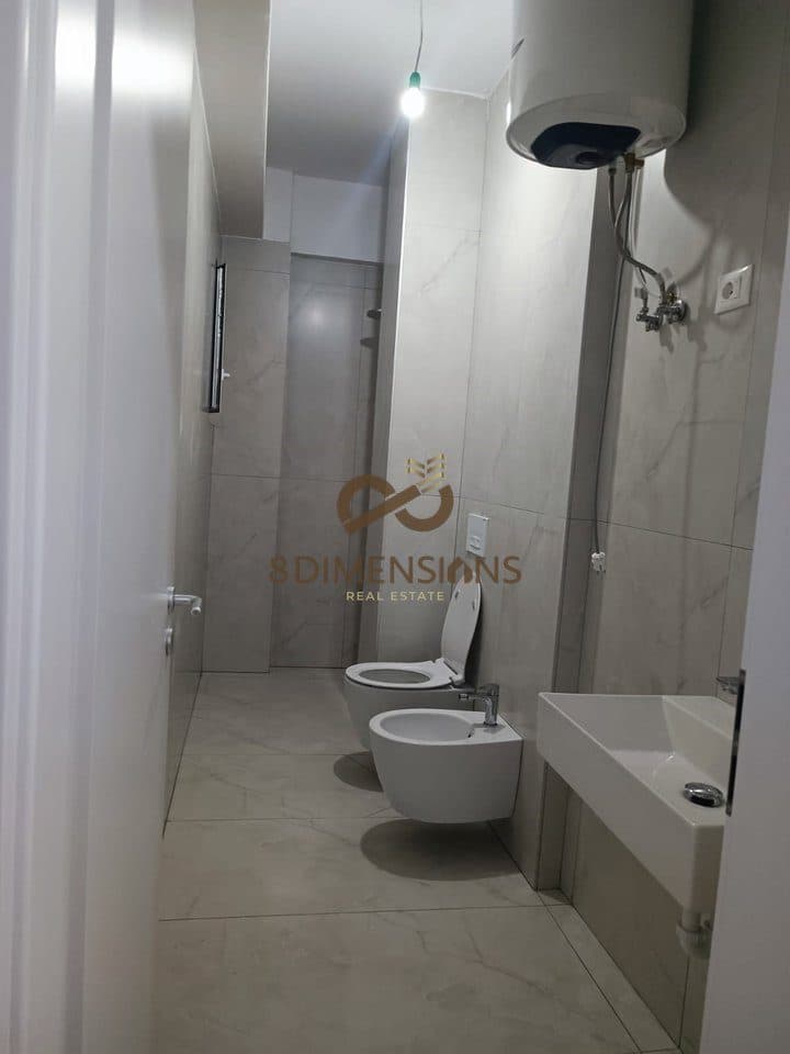 Shiten 2 apartamente tipologji 1+1, të cilat ndodhen në të njëjtën certifikatë pronësie me sipërfaqe totale 90 m²
D8141Z-7 4