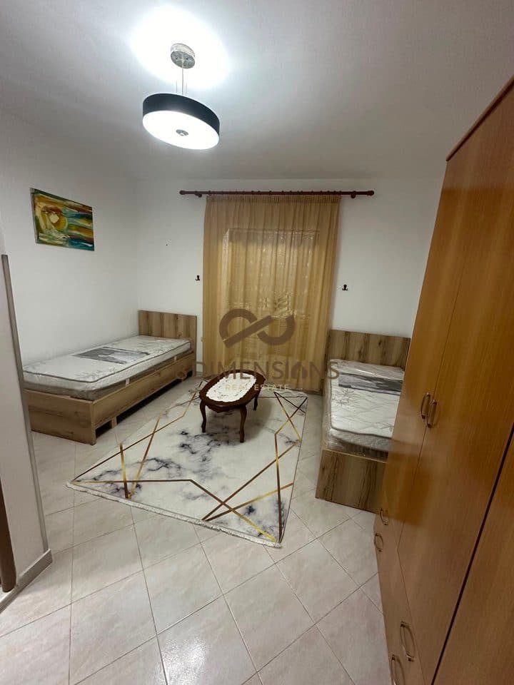 Jepet me qera Apartamemt 1+1, me siperfaqe 60 m2 ne 5 Maj, prane Shkolles Sevasti Qiriazi D8241A-263 4