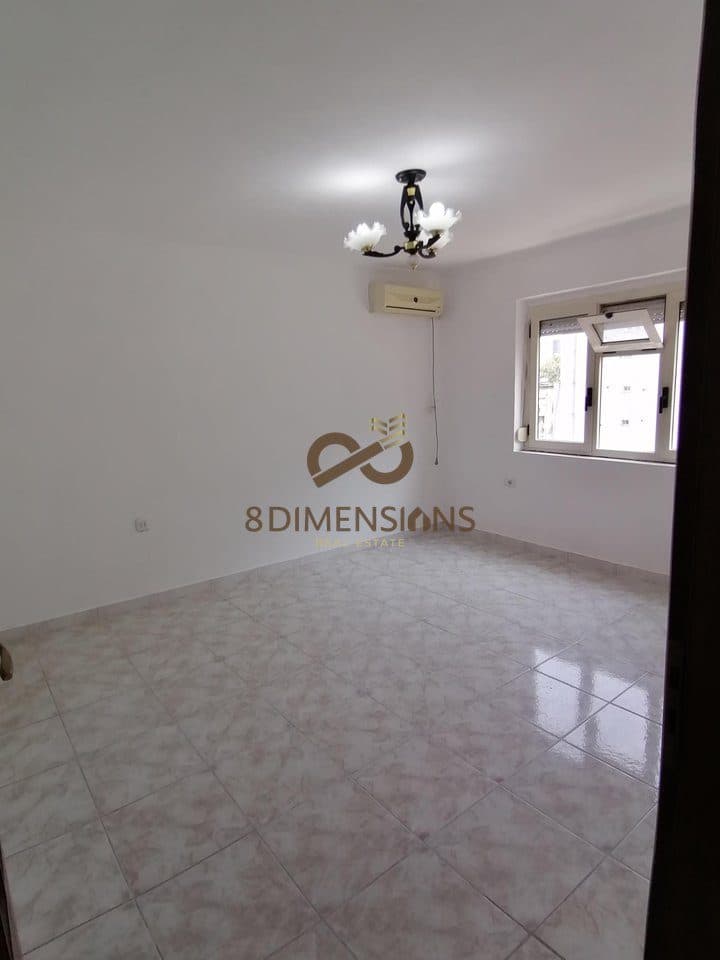 Apartament 2+1 +2 Ballkone me qera tek Komuna e Parisit, Prane Kompleksit Kika I (ID D8242A-136) 3