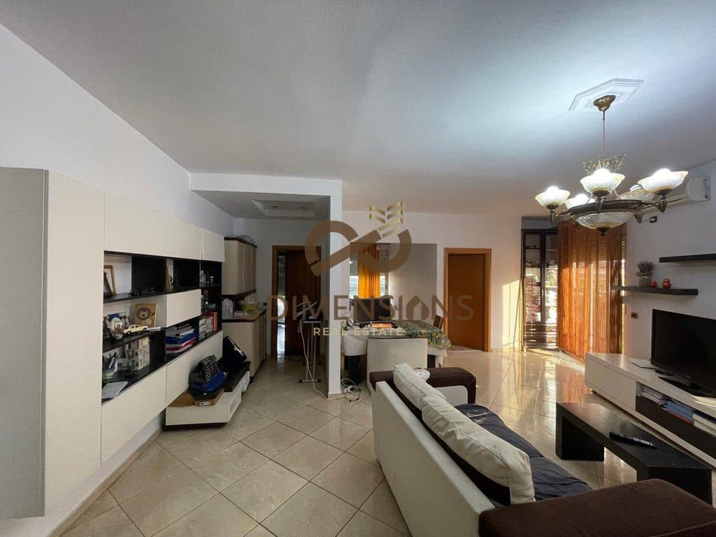 Jepet me qera Apartament 2+1+2 tek Komuna e Parisit prane Kompleksit Kika 3 (D8242A-294)