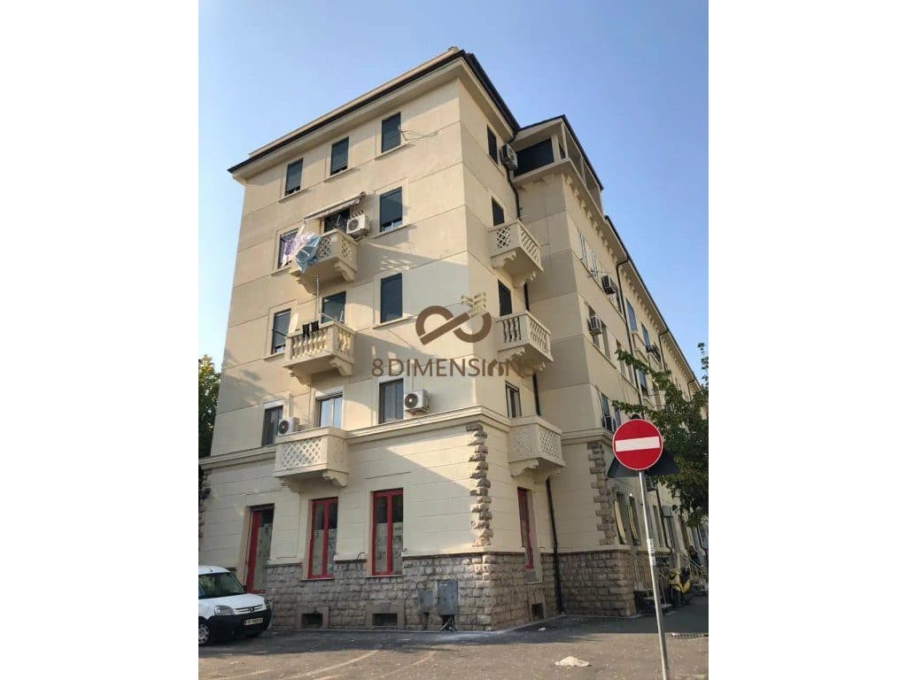 Jepet me qera Ambjent Zyre tek Bulevardi Zogu I ,prane Ministrise se Drejtesise ne Tirane (ID D8241Z-70 )