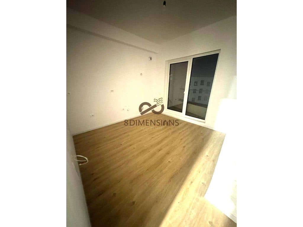 Jepet me qera Apartament 1+1 me kuzhine me vete ne Bllok prane Kafe Roma (D8241Z-39)