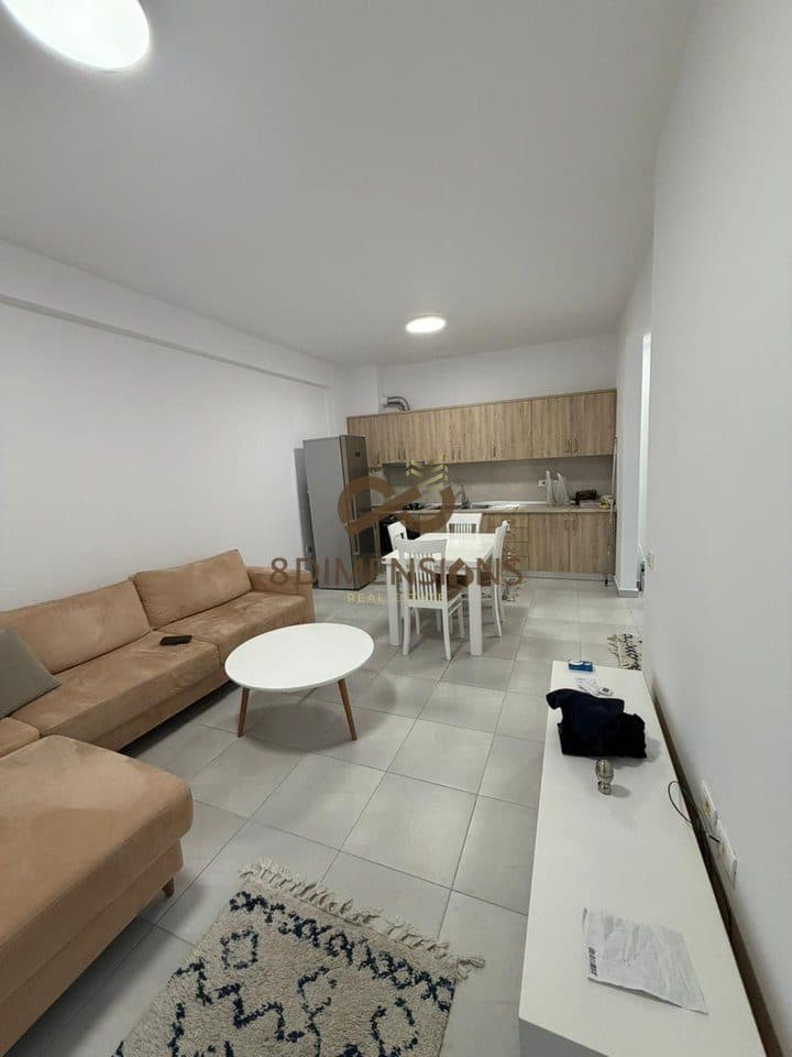 Mundesi e arte investimi ne Farke – Toke afer me restorant Veranda e Tirones D817Z-13 3