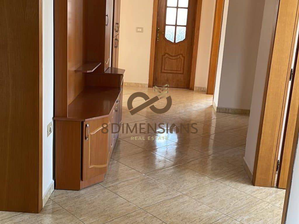 Jepet me qera Apartament 3+1 ne Kinostudio te Rruga Shefqet Kuka (D8243Z-3)