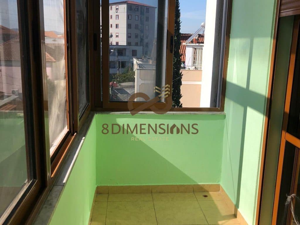 Jepet me qera Apartament 2+1 Te Ish Stacioni Trrenit ne Rrugen Jordan Misja (D8242A-130) 2