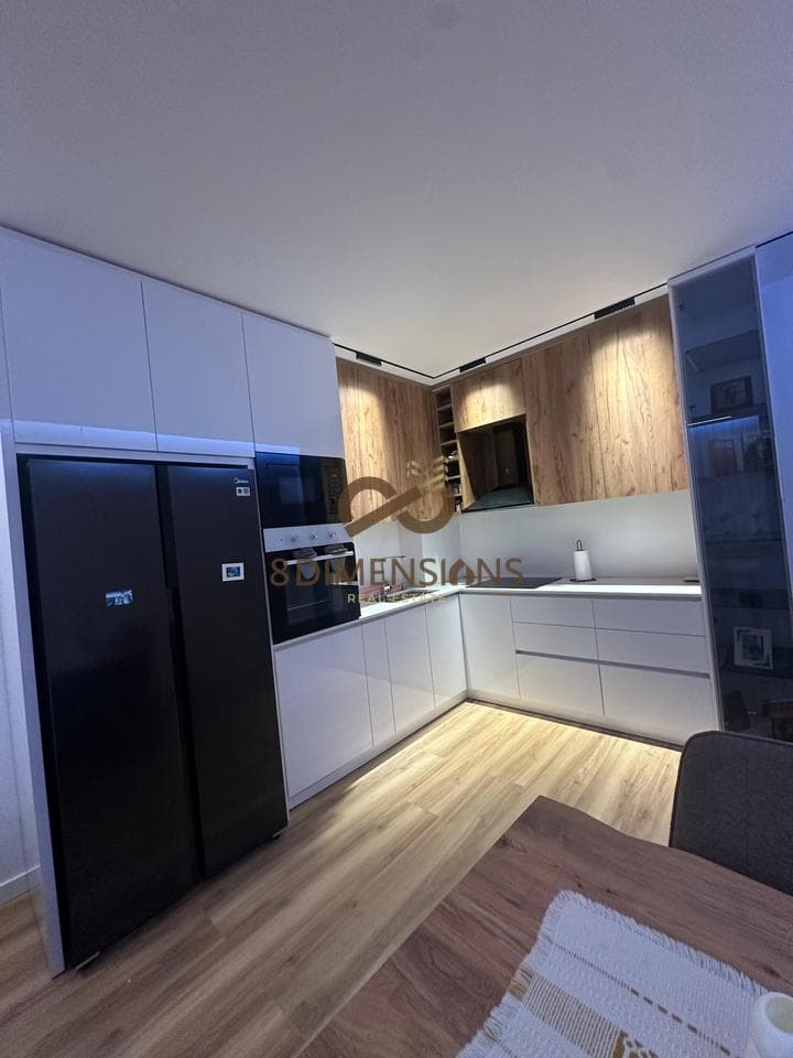 Shitet Apartament 1+1 Te Ish Parku Autobuzave ne Rrugen Kongresi I Lushnjes (D8141Z-15) 3