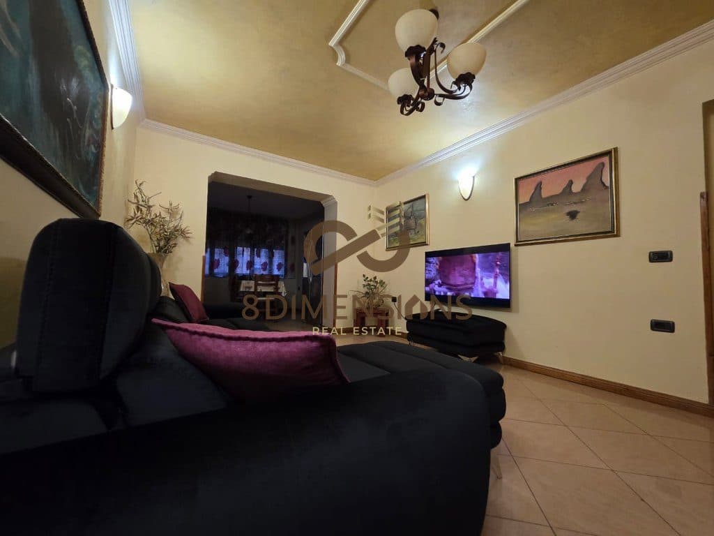 Shitet Apartament 3+1+2 ne Kryqezimin e 21 Dhjetorit, prane Myslym Shyrit (D8143A-29)