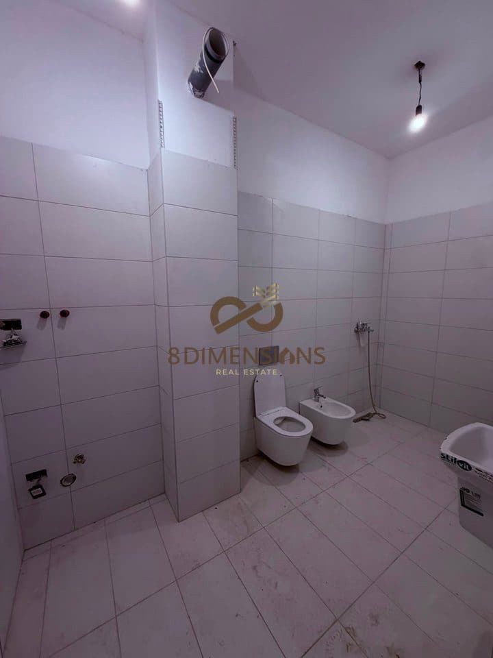 Jepet me qera Dyqan ne Laprake, prane Kompleks Aura me siperfaqe ndertimi 76m2 D8241A-160 3