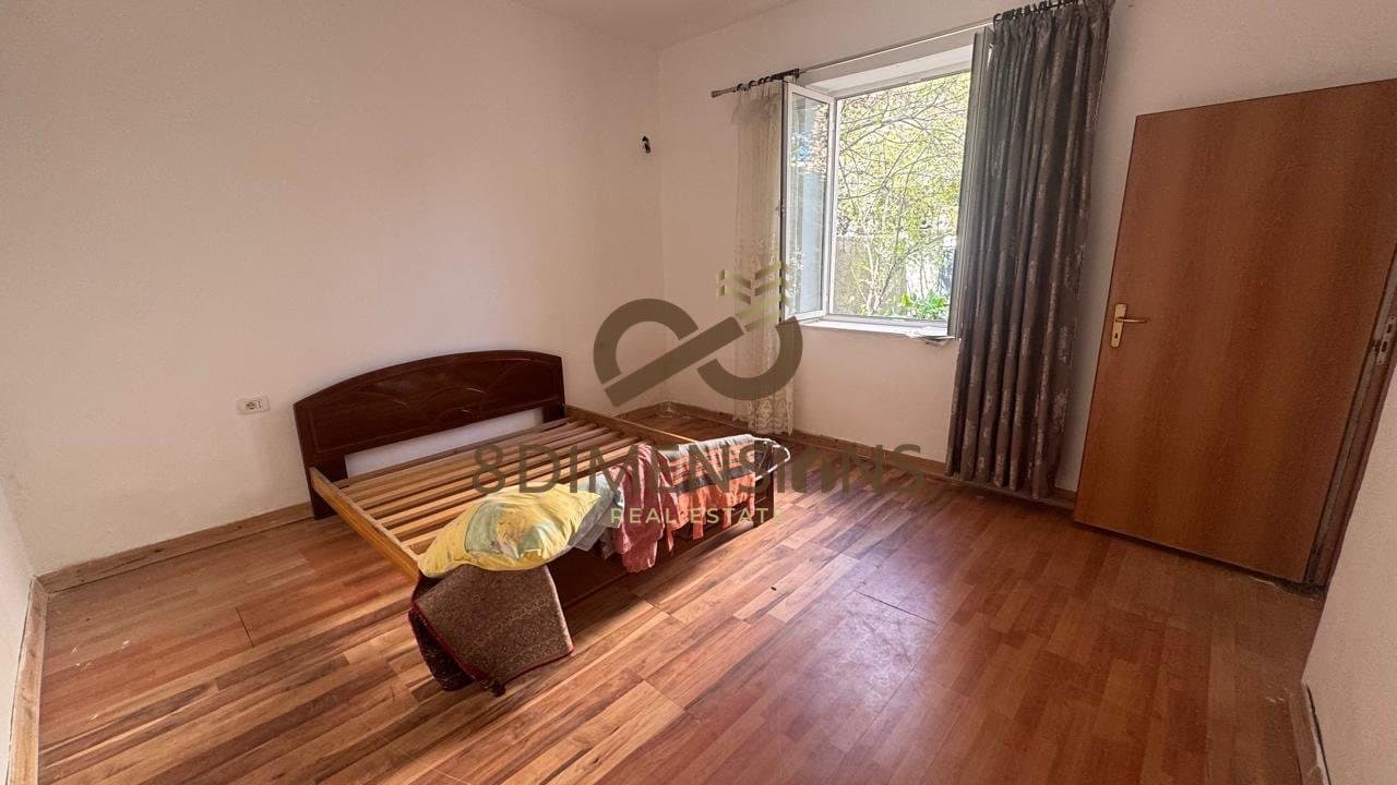 Shiten 2 apartamente tipologji 1+1, të cilat ndodhen në të njëjtën certifikatë pronësie me sipërfaqe totale 90 m²
D8141Z-7 3
