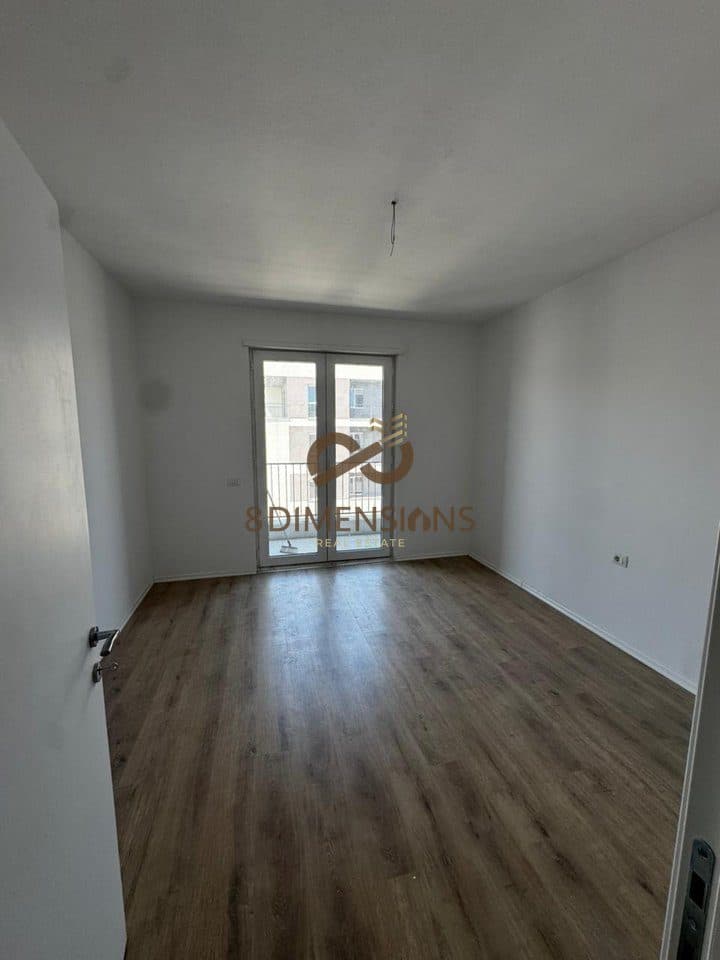SHITET SUPER APARTAMENT 2+1+2 PRANE LIQENIT TE FARKES, PRANE QETESISE ABSOLUTE DHE GJELBERIMIT!!! (D8142A-72)E.C 4