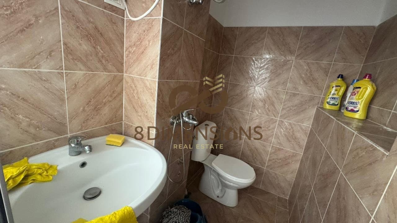 Shiten 2 apartamente tipologji 1+1, të cilat ndodhen në të njëjtën certifikatë pronësie me sipërfaqe totale 90 m²
D8141Z-7 4