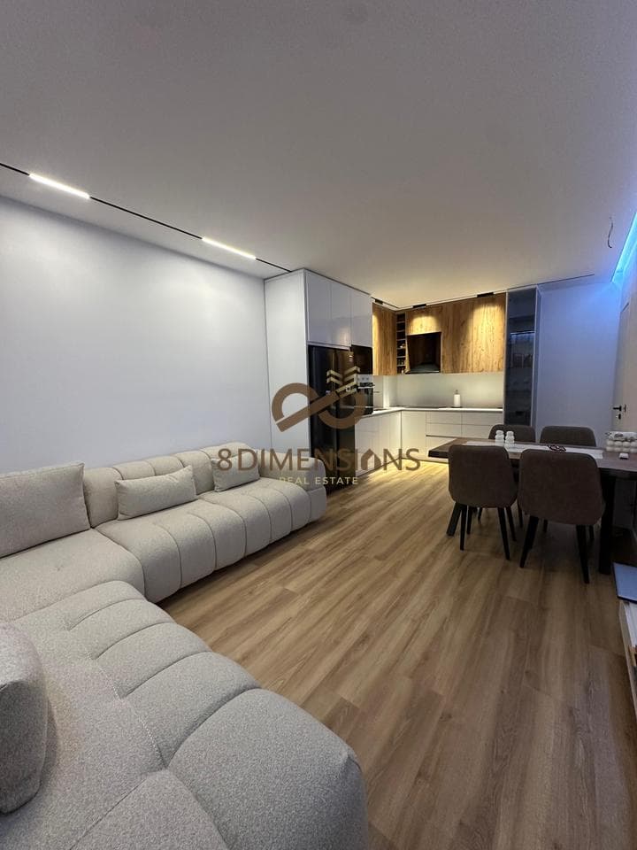 Shitet Apartament 1+1 Te Ish Parku Autobuzave ne Rrugen Kongresi I Lushnjes (D8141Z-15) 2