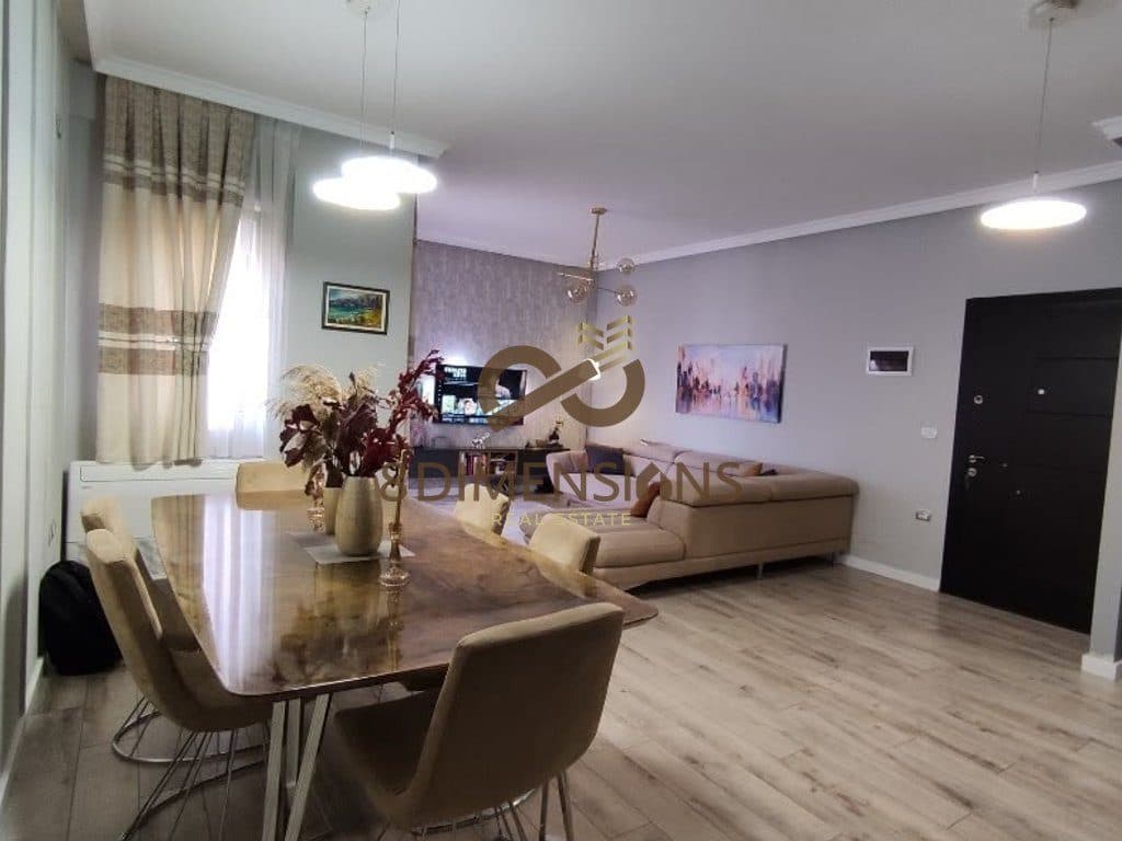 Jepet me qera Apartament 2+1 ne kopshtin Botanik prane xhamise se Selites (D8242A-215)