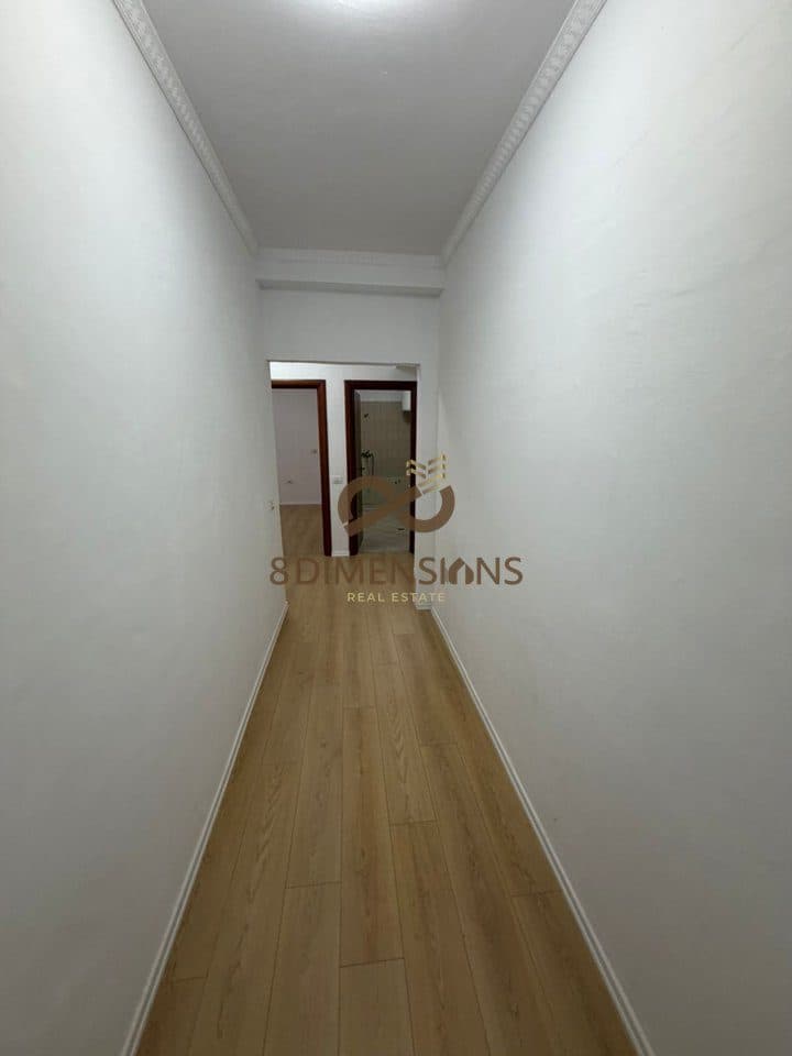 Apartament 1+1 +Verande ne shitje tek Komuna e Parisit, Prane Rrethrrotullimit 2