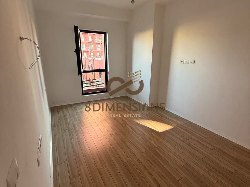 Jepet me qera Ambjent Komercial ne rrugen e kavajes prane kishes katolike ne Tirane (D828A-55) 2
