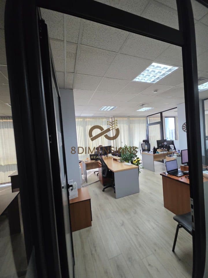 Jepet me qera Ambjenti ne Downtown one, prane Piramides se Tiranes (D828A-42) 4