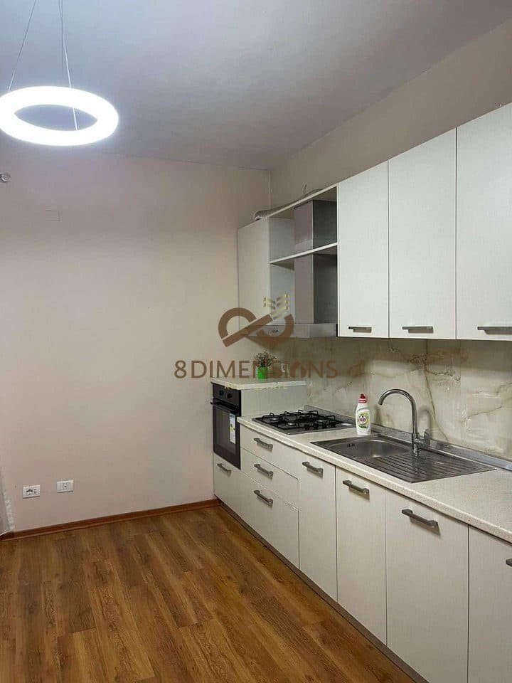 Jepet me qera apartament 2+1, katin e 2-te te nje shtepie private ne zonen e Freskut ne Tirane (ID D8242A-108 ) 2